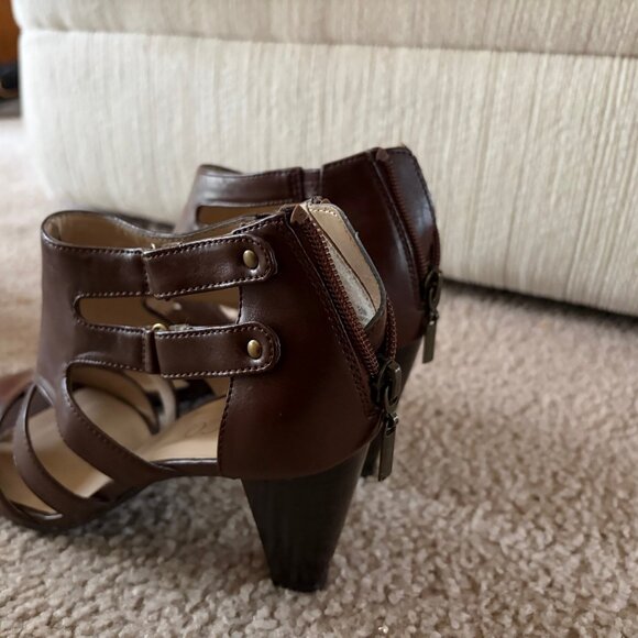 Brown heels by Nine & Co, Size 8, 2 1/2 -3" heels, - Picture 2 of 2